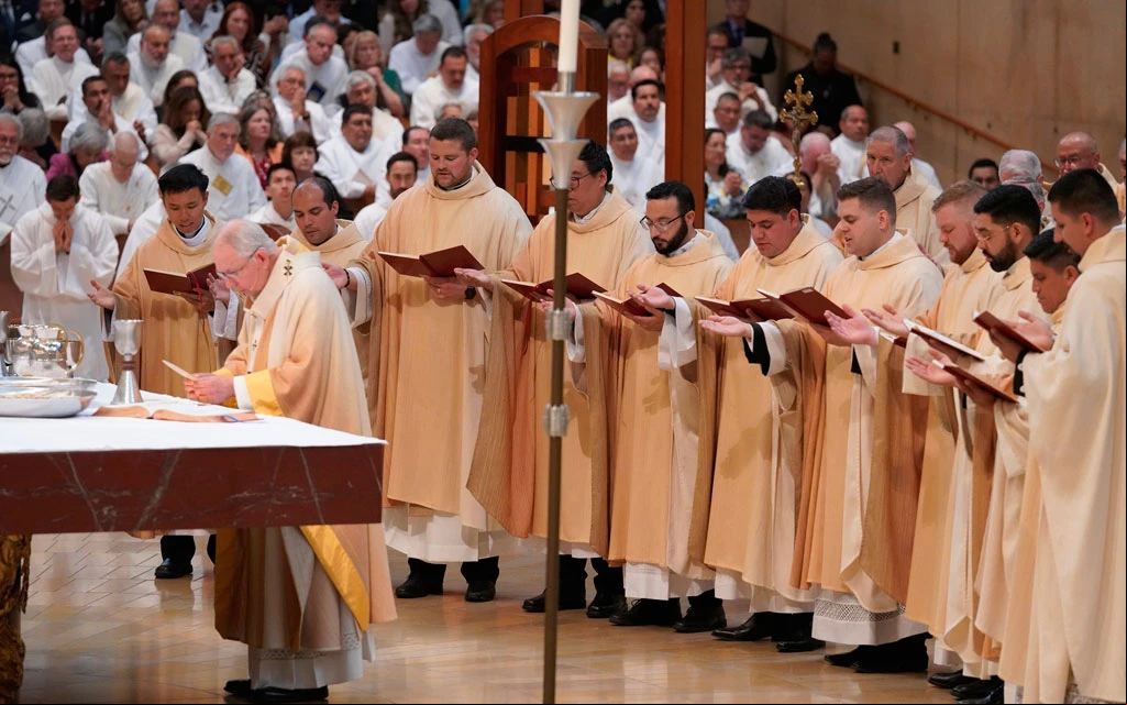 Mons. José H. Gomez, Arzobispo de Los Ángeles, durante la consagración en la Misa en la que ordenó a 11 nuevos sacerdotes. En ese momento concelebrando con ellos.?w=200&h=150