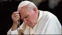 El Papa San Juan Pablo II rezando el Rosario.
