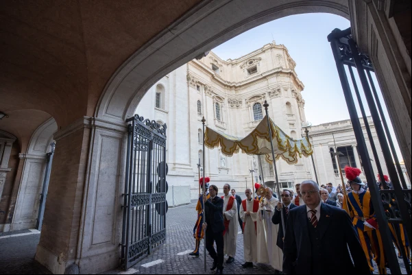 Procesión eucarística en los alrededores de la Basílica de San Pedro. Crédito: Daniel Ibáñez/EWTN News