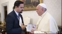 El autor del libro, Ary Waldir Ramos, con el Papa Francisco. Cru00e9dito: Vatican Media