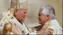 El Papa San Juan Pablo II saluda al Cardenal Joseph Ratzinger durante su investidura el 22 de octubre de 1978. Cru00e9dito: Vatican Media