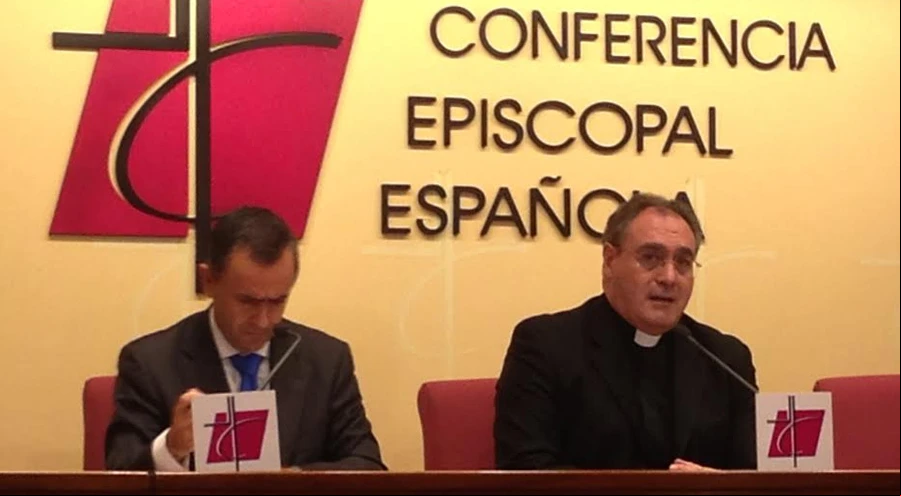Fernando Gimu00e9nez Barriocanal, Vicesecretario asuntos econu00f3micos de la CEE y el sacerdote Josu00e9 Maru00eda Gil Tamayo, portavoz y secretario general de la CEE en la rueda de prensa de hoy (Foto Blanca Ruiz)?w=200&h=150
