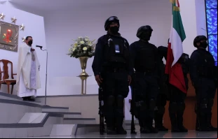 Imagen referencial / Personal del Eju00e9rcito dentro de iglesia catu00f3lica. Cru00e9dito: Parroquia Personal Castrense en la Ciudad de Mu00e9xico. 