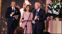 Carl Anderson recibe el premio Totus Tuus en el Castillo Real de Varsovia, el 9 de octubre.