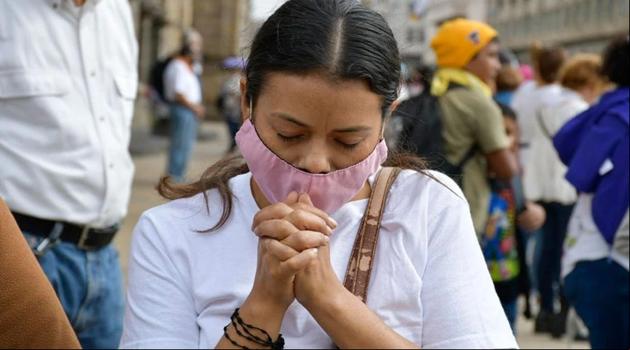 Una joven catu00f3lica reza afuera de la Catedral de Guadalajara el 28 de septiembre. Cru00e9dito: ArquiMedios?w=200&h=150