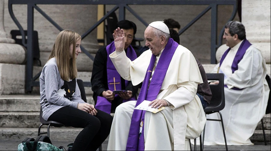 El Papa Francisco confiesa a una joven en la Plaza de San Pedro. Foto: Vatican Media?w=200&h=150