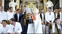 Momento de la ofrenda del Valencia CF a la Virgen de los Desamparados. Cru00e9dito: Archivalencia.