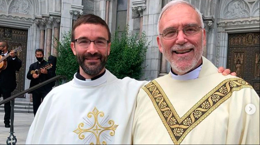 El P. Philip Ilg y su padre el P. Edmond Ilg el 21 de junio en la ordenaciu00f3n del segundo. Cru00e9dito: Arquidiu00f3cesis de Newark?w=200&h=150