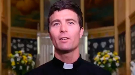 Premian a sacerdote que salvu00f3 a surfista del ataque de un tiburu00f3n
