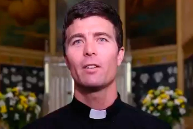 Premian a sacerdote que salvó a surfista del ataque de un tiburón