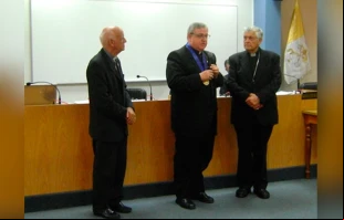 Mons. Josu00e9 Antonio Eguren recibe premio de la Conferencia Episcopal Peruana. Foto: Arzobispado de Piura. 