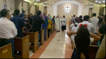 Mons. Gustavo Garcia-Siller junto a niu00f1os y padres de la escuela catu00f3lica Sacred Heart en la parroquia del mismo nombre, al inicio de las clases este 15 de agosto. Cru00e9dito: CTSA.