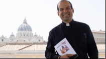 El P. Ricardo Reyes Castillo en Roma. Cru00e9dito: Daniel Ibu00e1u00f1ez/ACI Prensa.