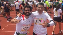 P. Luis Fernando Valdu00e9s (a la derecha) junto a un compau00f1ero de su equipo de corredores en el Maratu00f3n de Ciudad de Mu00e9xico. Foto: Cortesu00eda P. Luis Fernando Valdu00e9s.
