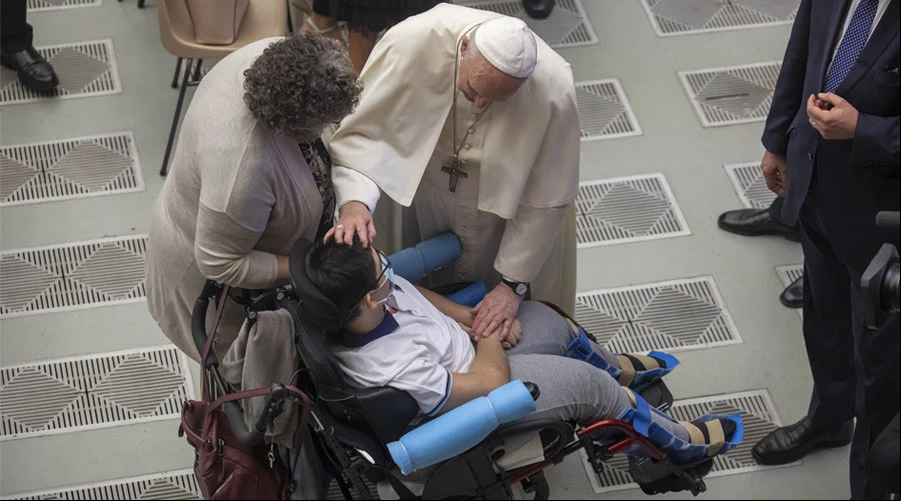 El Papa bendice a una persona con discapacidad durante una audiencia. Foto: Pablo Esparza / ACI Prensa?w=200&h=150