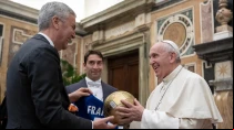 El Papa Francisco saluda al presidente de la Liga Nacional Italiana de Diletantes. Foto: Vatican Media
