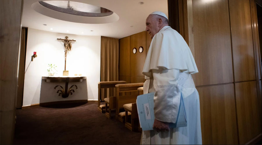 El Papa accede a la capilla del Aula del Su00ednodo. Foto: Vatican Media?w=200&h=150