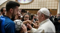 El Papa Francisco firma balu00f3n de fu00fatbol en el Aula Pablo VI. Foto: Vatican Media / ACI