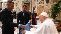 El Papa Francisco recibiu00f3 en audiencia a los futbolistas del Real Club Celta de Vigo, de Espau00f1a. Cru00e9dito: Vatican Media.