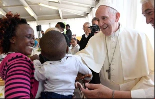 Papa Francisco saluda a una familia migrante durante almuerzo en Génova. Crédito: L'Osservatore Romano.