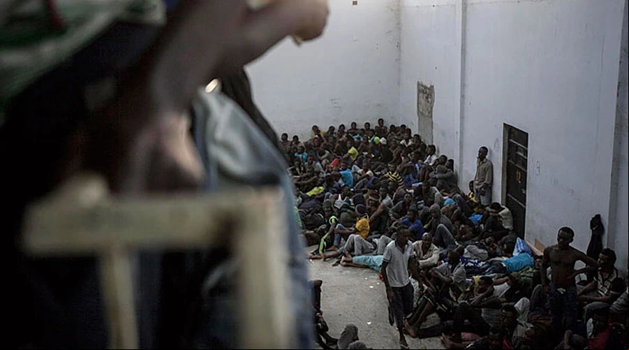 Migrantes esperan en un centro de internamiento en Libia la oportunidad de viajar a Europa. Foto: Agencia Habeshia?w=200&h=150