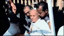 San Juan Pablo II tras el atentado en la Plaza de San Pedro hace 41 años.