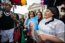 Un grupo de peregrinos sostiene una imagen de San Juan Pablo II en la Plaza de San Pedro (Foto News va)