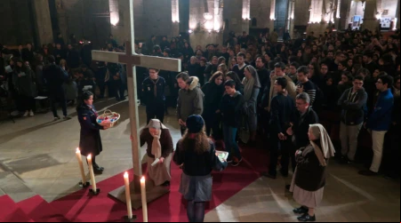 Celebran vigilia de oraciu00f3n con cruz rescatada de una iglesia profanada en Irak