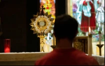 Imagen referencial / Momento de adoración eucarística dentro de una iglesia católica.