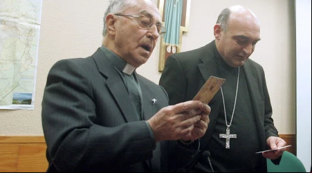 El P. Alexandre Alapont, junto al Arzobispo de Valencia, Mons. Enrique Benavent,cuando era auxiliar en 2010.