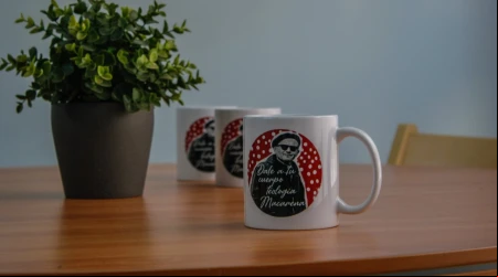 Taza del podcast "Dale a tu cuerpo Teología Macarena"
