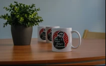 Taza del podcast "Dale a tu cuerpo Teología Macarena"