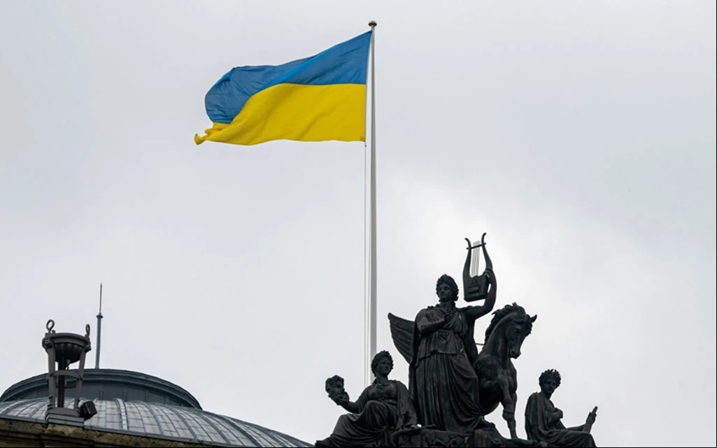 Bandera de Ucrania sobre un edificio.?w=200&h=150
