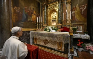 El Papa León XIV reza ante el famoso icono del Santuario de la Madre del Buen Consejo en Genazzano, Italia, el sábado 10 de mayo de 2025. Crédito: Vatican Media.