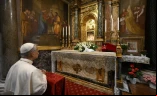 El Papa León XIV reza ante el famoso icono del Santuario de la Madre del Buen Consejo en Genazzano, Italia, el sábado 10 de mayo de 2025.