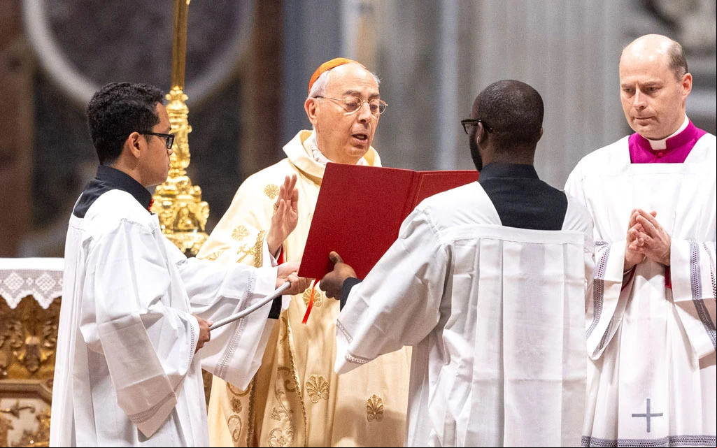 Cardenal Dominique Mamberti en la Misa por los Novendiales por el Papa Francisco, este domingo 4 de mayo en la Basílica de San Pedro en el Vaticano.?w=200&h=150
