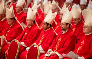 Cardenales durante la sexta misa de los Novendiales celebrada en la Basílica de San Pedro. Crédito: Daniel Ibáñez / EWTN News.
