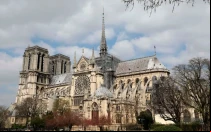 Una fotografía tomada el 27 de marzo de 2019 muestra un andamio durante la restauración de la Catedral de Notre-Dame de París.