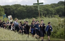 Jóvenes sostienen cruces mientras llegan para la Misa durante la tradicional peregrinación de Pentecostés de París a Chartres, en Sonchamp, cerca de París (Francia), el 8 de junio de 2025.