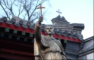 Estatua de San Francisco Javier frente a la Catedral de San José en Pekín (China) el 25 de febrero de 2016. Crédito: Zvonimir Atletic / Shutterstock.