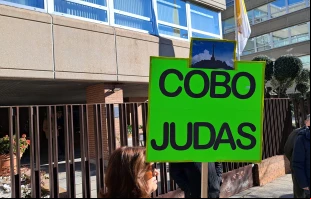 Cartel de protestas contra el papel del Cardenal Cobo en los acuerdos para "resignificar" el Valle de los Caídos. Crédito: Nicolás de Cárdenas / ACI Prensa.