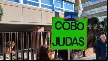 Cartel de protestas contra el papel del Cardenal Cobo en los acuerdos para "resignificar" el Valle de los Caídos.