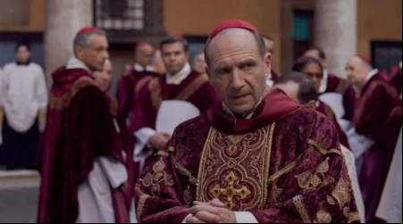 Ralph Fiennes como el Cardenal Lawrence en la película "Cónclave".