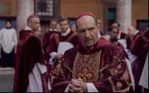 Ralph Fiennes como el Cardenal Lawrence en la película "Cónclave".