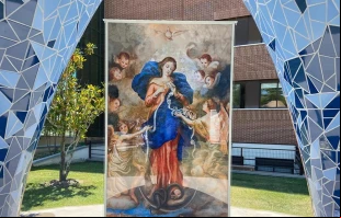 Templete dedicado a la Virgen Desatanudos en la Universidad Francisco de Vitoria. Crédito: Regnum Christi.