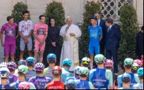 León XIV dirige unas palabras a los ciclistas del Giro de Italia a su paso por el Vaticano