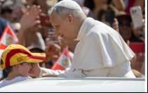Antes de comenzar la catequesis, el Papa recorrió en papamóvil la plaza de San Pedro.