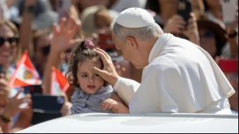 El Papa bendice a una niña en la audiencia general de este miércoles