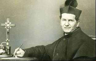 Don Bosco en su escritorio Crédito: Salesianos sdb.org