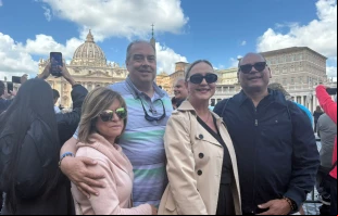 Dos matrimonios puertorriqueños que han llegado a Roma en crucero asisten a la fumata den la mañana del jueves. Crédito: Victoria Cardiel / EWTN Noticias.